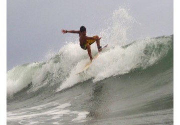Promessa para o surf: Garoto de 10 anos chama atenção em cima da prancha